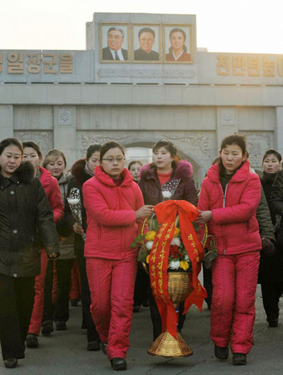 Người dân dâng hoa tại hai bức tượng Chủ tịch Kim Jong-il và thân phụ Kim II-sung mới được khánh thành Người dân dâng hoa tại hai bức tượng Chủ tịch Kim Jong-il và thân phụ Kim II-sung mới được khánh thành
