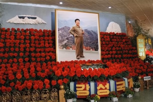 Thủ đô Bình Nhưỡng được trang hoàng lộng lẫy và tràn ngập sắc hoa thu hải đường (còn được gọi là hoa Kimjongilia).