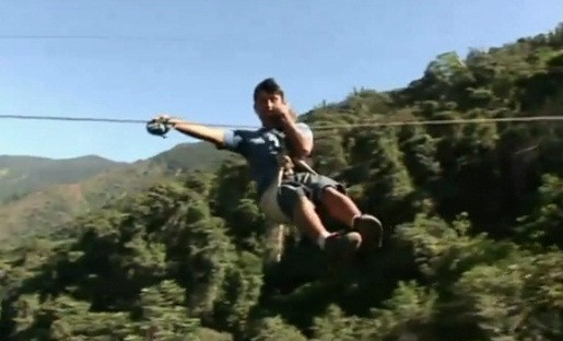 Những sợi dây thép giúp họ sang được bên kia thung lũng chỉ trong 30 giây. Những sợi dây thép giúp họ sang được bên kia thung lũng chỉ trong 30 giây.