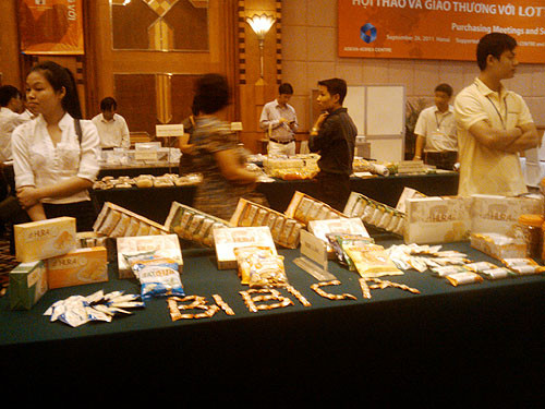 Một gian hàng xúc tiến thương mại Việt - Hàn được tổ chức tháng 9/2011 Một gian hàng xúc tiến thương mại Việt - Hàn được tổ chức tháng 9/2011