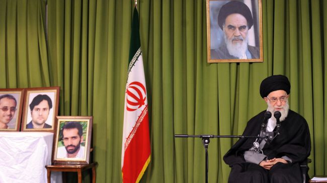 Vị lãnh đạo tối cao Ayatollah Khamenei cho rằng, sở hữu vũ khí hạt nhân chỉ "vô tác dụng, có hại và nguy hiểm" Vị lãnh đạo tối cao Ayatollah Khamenei cho rằng, sở hữu vũ khí hạt nhân chỉ "vô tác dụng, có hại và nguy hiểm"