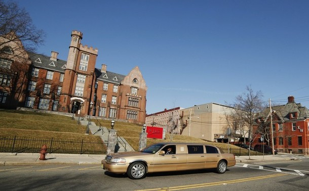 Chiếc xe chở linh cữu của Whitney Houston.