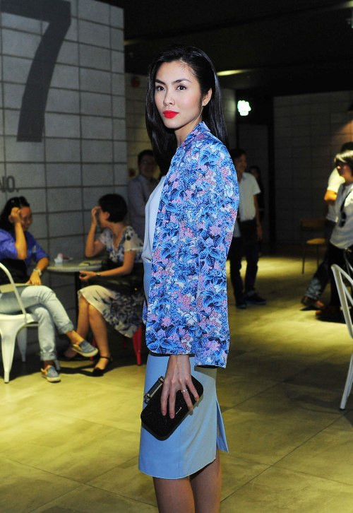 Tăng Thanh Hà gợi cảm trong trang phục lạ mắt.