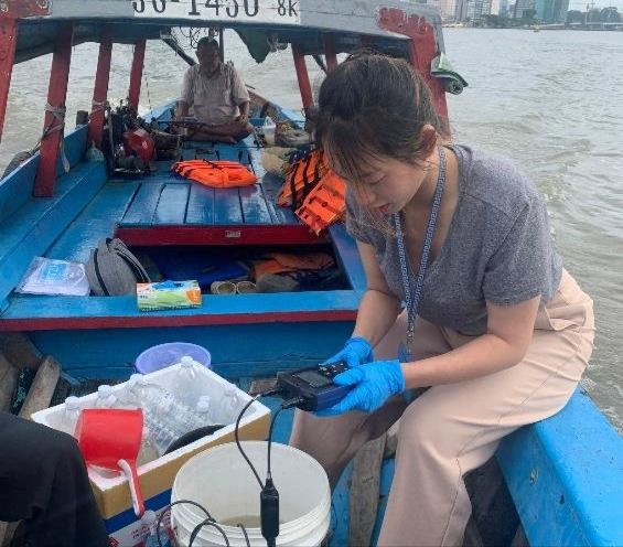Sinh viên ngành học Quản lý tổng hợp tài nguyên nước thực tập đo chất lượng nguồn nước (Ảnh: NTCC). z5513254461362_a9006d2388528de76977aef8a56a60e0.jpg