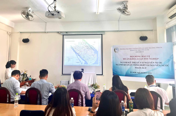 Một buổi bảo vệ đồ án/khóa luận tốt nghiệp của Khoa Tài nguyên nước, Trường Đại học Tài nguyên và Môi trường Thành phố Hồ Chí Minh (Ảnh: NTCC). Ảnh Bảo vệ tốt nghiệp.jpg