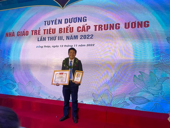 Thầy giáo Lương Ngọc Thành tại Lễ tuyên dương "Nhà giáo trẻ tiêu biểu" cấp Trung ương lần thứ III, năm 2022. (Ảnh: NVCC).