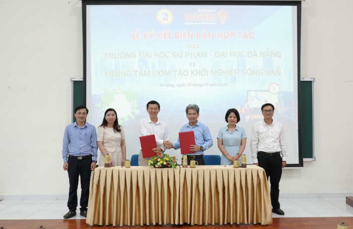 Lãnh đạo 2 đơn vị ký kết biên bản thỏa thuận hợp tác. ued-ket-noi-nghiep-phat-trien-he-sinh-thai-khoi-nghiep-doi-moi-sang-tao_05.jpg