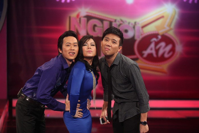 Tận dụng khả năng “xuất khẩu thành thơ” của mình, màn kết hợp giữa Hoài Linh, Việt Hương và Trấn Thành chắc chắn sẽ mang lại nhiều tiếng cười cho khán giả trong một chương trình hoàn toàn mới. Tận dụng khả năng “xuất khẩu thành thơ” của mình, màn kết hợp giữa Hoài Linh, Việt Hương và Trấn Thành chắc chắn sẽ mang lại nhiều tiếng cười cho khán giả trong một chương trình hoàn toàn mới.