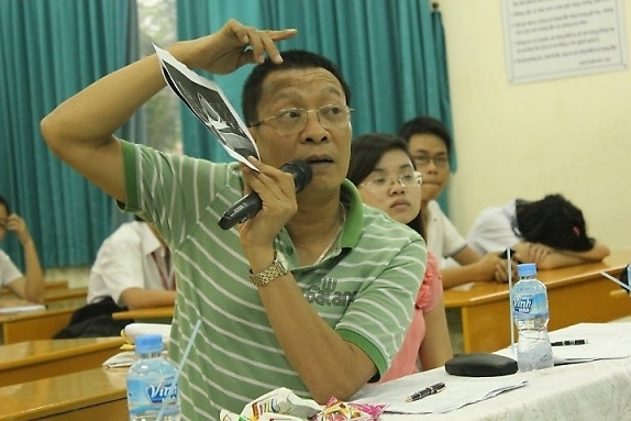 "Lần sau các thí sinh nam đi thi lưu ý cắt tóc giống tôi đạt điểm cao hơn nhé" "Lần sau các thí sinh nam đi thi lưu ý cắt tóc giống tôi đạt điểm cao hơn nhé"