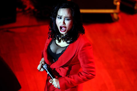 Cô bán nước ơi, cho cháu mấy cốc trà đá nhé! Cô bán nước ơi, cho cháu mấy cốc trà đá nhé!