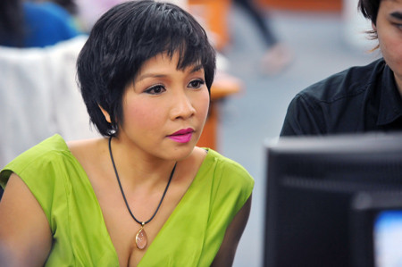 "Tôi nghĩ rằng trong cuộc sống gia đình, để giữ được ngọn lửa ấm áp, luôn cần đến sự thấu hiểu, bởi vì chỉ khi nào người ta thực sự thấu hiểu thì người ta mới giảm sự phán xét và đòi hỏi cao ở đối phương, mà lại thấp đi ở phía mình. Đó chính là lý do khiến người ta có thể sống hạnh phúc" ca sĩ Mỹ Linh chia sẻ. (Theo Vnexpress)