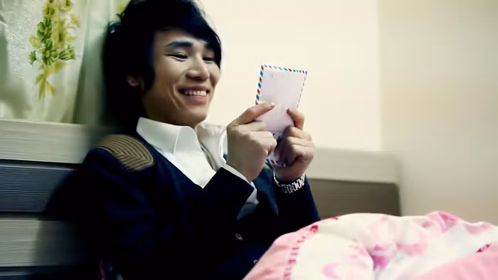 Trong lá đơn đẫm nước mắt viết bằng nét chữ học trò xinh xắn phủ kín 3 trang giấy, nữ sinh lớp 12 đến từ thành phố cảng Hải Phòng tố cáo ca sỹ Châu Việt Cường cưỡng hiếp em tại phòng trọ của ca sỹ này tại Hà Nội.