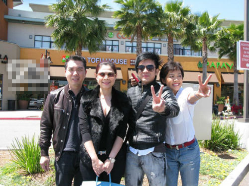 "Búp bê" từng khiến mọi người tò mò khi nhiều lần lên báo úp mở về bạn trai người Hà Nội của mình. Đặc biệt dạo gần đây, ca sĩ Để ta say bị bắt gặp đi chung cùng một người đàn ông lạ mặt. Theo thông tin của phóng viên có được, đây là người yêu mới của chị. (Theo BĐVN) "Búp bê" từng khiến mọi người tò mò khi nhiều lần lên báo úp mở về bạn trai người Hà Nội của mình. Đặc biệt dạo gần đây, ca sĩ Để ta say bị bắt gặp đi chung cùng một người đàn ông lạ mặt. Theo thông tin của phóng viên có được, đây là người yêu mới của chị. (Theo BĐVN)