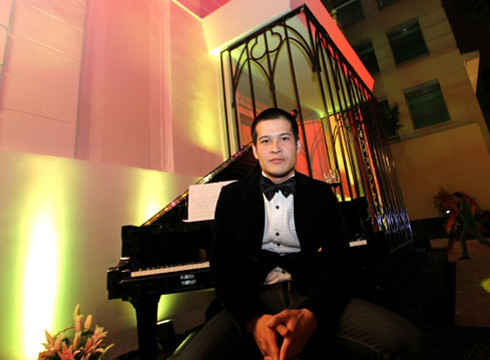 Nhận làm giám khảo Bước nhảy Hoàn vũ, Việt Tú cho biết tự tin vào khả năng ăn nói, đối đáp của mình. “Tôi từng được Ban tổ chức mời từ lâu nhưng giờ mới có thời gian để nhận lời. Tôi thấy chương trình cũng hay. Ngày trước, tôi rất mê nhảy. Tôi thường đi nhảy ở các sàn Hà Nội. Vì thế, việc được chấm điểm cuộc thi nhảy khiến tôi thích thú” - Việt Tú chia sẻ. Nhận làm giám khảo Bước nhảy Hoàn vũ, Việt Tú cho biết tự tin vào khả năng ăn nói, đối đáp của mình. “Tôi từng được Ban tổ chức mời từ lâu nhưng giờ mới có thời gian để nhận lời. Tôi thấy chương trình cũng hay. Ngày trước, tôi rất mê nhảy. Tôi thường đi nhảy ở các sàn Hà Nội. Vì thế, việc được chấm điểm cuộc thi nhảy khiến tôi thích thú” - Việt Tú chia sẻ.