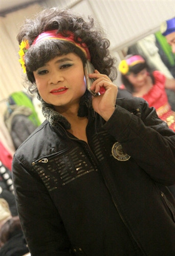 A lô, anh mang ngay cho em cái khẩu trang để em ra mua cái bánh mì, bộ dạng em thế này sợ mọi người sợ quá lại không bán cho. A lô, anh mang ngay cho em cái khẩu trang để em ra mua cái bánh mì, bộ dạng em thế này sợ mọi người sợ quá lại không bán cho.