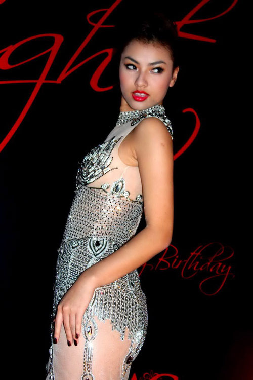 Mình tạo dáng kiểu sao cho nó giống Sao quốc tế. Hôm qua vừa xem liên hoan phim nước ngoài xong, các Sao toàn đứng kiểu này.