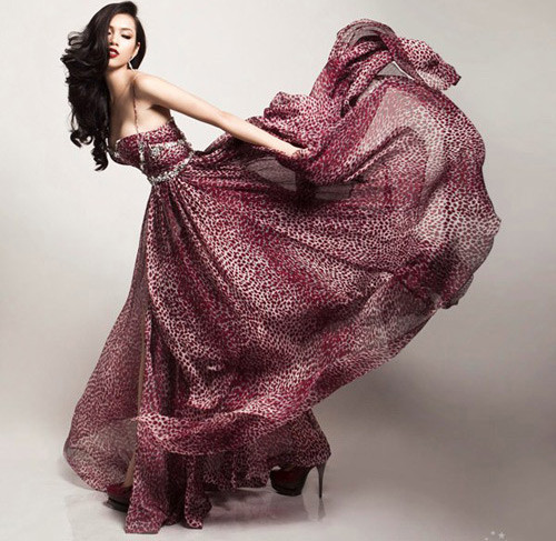 Em hất váy lại đằng sau thế này trông có duyên dáng hơn không anh?