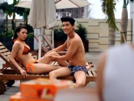 Chia sẻ với phóng viên, người đẹp cho biết, cô lấy làm tiếc vì clip quảng cáo này đã khiến dư luận bất bình. Đồng thời, cũng cho rằng, chuyện clip phản cảm chỉ là tai nạn nghề nghiệp của cô. Hiện, Ngọc Hằng đang hướng tới một hình ảnh dịu dàng, thùy mị khác hẳn hình ảnh sexy gợi cảm của cô trước đây. Cô không muốn người ta đặt tên cho mình là người đẹp “dòm ngực” hay “người đẹp thích cởi”. (Theo PLXH) Chia sẻ với phóng viên, người đẹp cho biết, cô lấy làm tiếc vì clip quảng cáo này đã khiến dư luận bất bình. Đồng thời, cũng cho rằng, chuyện clip phản cảm chỉ là tai nạn nghề nghiệp của cô. Hiện, Ngọc Hằng đang hướng tới một hình ảnh dịu dàng, thùy mị khác hẳn hình ảnh sexy gợi cảm của cô trước đây. Cô không muốn người ta đặt tên cho mình là người đẹp “dòm ngực” hay “người đẹp thích cởi”. (Theo PLXH)