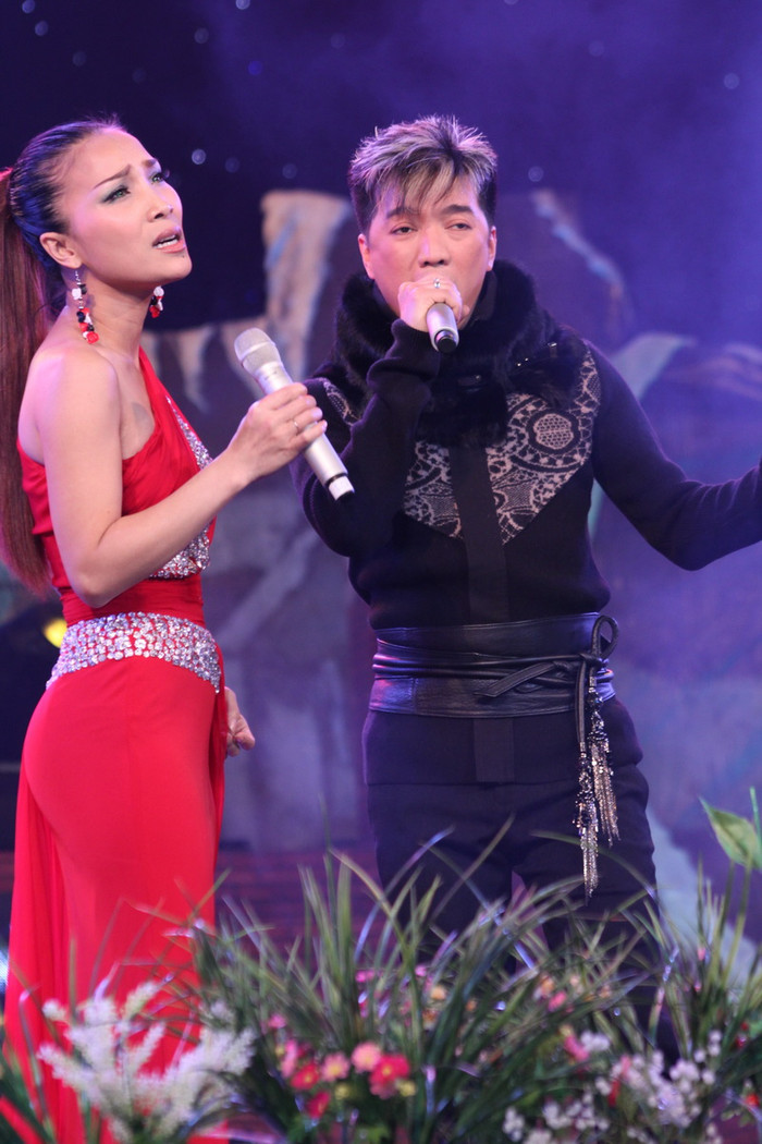 Hai anh em thân thiết Mr Đàm và Hồng Ngọc lại cùng song ca trên sân khấu với bản tình ca Giáng sinh buồn "Hai mùa Noel" khiến khán giả nao lòng trong đêm nhạc Tình khúc vượt thời gian tại sân khấu Lan Anh, TP HCM vào 25/12/2011. Hai anh em thân thiết Mr Đàm và Hồng Ngọc lại cùng song ca trên sân khấu với bản tình ca Giáng sinh buồn "Hai mùa Noel" khiến khán giả nao lòng trong đêm nhạc Tình khúc vượt thời gian tại sân khấu Lan Anh, TP HCM vào 25/12/2011.