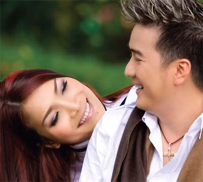 Khi Hồng Ngọc chuẩn bị lên xe hoa lần thứ hai vào 30/5/2009, Đàm Vĩnh Hưng đã không ngại tiết lộ về đám cưới cô em gái: "Tôi vinh dự là người anh đại diện cho gia đình Ngọc. Tôi đã lên chương trình hết rồi, đám cưới sẽ kết hợp cả hai phong cách Mỹ và Việt Nam. Tự tay tôi sẽ sắp xếp tháp ly đổ rượu, mang cồn khô sang để đốt, chắc kiêm cả phần MC luôn".