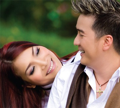 Khi Hồng Ngọc chuẩn bị lên xe hoa lần thứ hai vào 30/5/2009, Đàm Vĩnh Hưng đã không ngại tiết lộ về đám cưới cô em gái: "Tôi vinh dự là người anh đại diện cho gia đình Ngọc. Tôi đã lên chương trình hết rồi, đám cưới sẽ kết hợp cả hai phong cách Mỹ và Việt Nam. Tự tay tôi sẽ sắp xếp tháp ly đổ rượu, mang cồn khô sang để đốt, chắc kiêm cả phần MC luôn". Khi Hồng Ngọc chuẩn bị lên xe hoa lần thứ hai vào 30/5/2009, Đàm Vĩnh Hưng đã không ngại tiết lộ về đám cưới cô em gái: "Tôi vinh dự là người anh đại diện cho gia đình Ngọc. Tôi đã lên chương trình hết rồi, đám cưới sẽ kết hợp cả hai phong cách Mỹ và Việt Nam. Tự tay tôi sẽ sắp xếp tháp ly đổ rượu, mang cồn khô sang để đốt, chắc kiêm cả phần MC luôn".