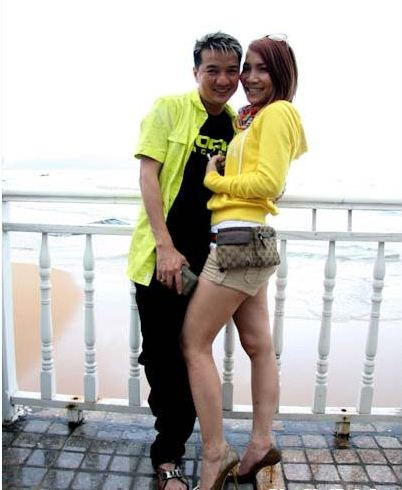 Trong khi làng showbiz có rất ít tình bạn thân thiết thì tình bạn giữa Hồng Ngọc và Mr Đàm thật đáng quý. Cuối tháng 1/2011, “cặp đôi” này đã có những cử chỉ rất tình tứ khi cùng chụp hình trước biển. Trong khi làng showbiz có rất ít tình bạn thân thiết thì tình bạn giữa Hồng Ngọc và Mr Đàm thật đáng quý. Cuối tháng 1/2011, “cặp đôi” này đã có những cử chỉ rất tình tứ khi cùng chụp hình trước biển.