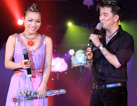 Trong đêm nhạc dành cho các 'giai nhân' tối 6/3 tại Triển lãm Giảng Võ, Hà Nội, Đàm Vĩnh Hưng mới là tâm điểm. Đàm Vĩnh Hưng khiến khán giả sung nhất là khi anh song ca cùng Hồng Ngọc. Mr. Đàm từng chia sẻ, với anh, Hồng Ngọc là người kết hợp ăn ý nhất.