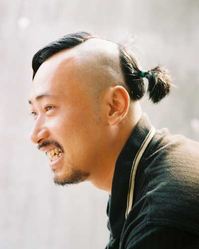 Dũng khùng là nhân vật chính trong một bộ kim kiếm hiệp.