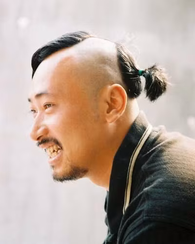 Dũng khùng là nhân vật chính trong một bộ kim kiếm hiệp.