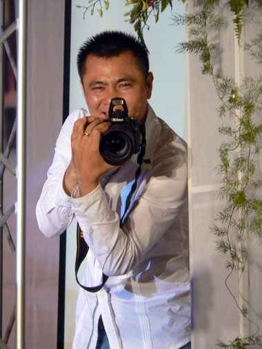 Mày chết, ông chụp được cảnh mày ngoại tình rồi nhé. Lại có tí tiền rồi đây! Mày chết, ông chụp được cảnh mày ngoại tình rồi nhé. Lại có tí tiền rồi đây!