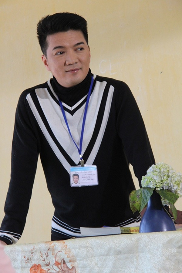 Single Tuổi hồng thơ ngây là phần MV được cho là khủng-chưa-từng-có từ trước đến nay trong Vpop. Với độ dài 16 phút, MV là một câu chuyện với nội dung thú vị. Theo đó trong MV, Đàm Vĩnh Hưng hóa thân vào vai người thầy giáo mới nhận công việc giảng dạy tại trường Cao Đẳng Sư Phạm Đà Lạt.