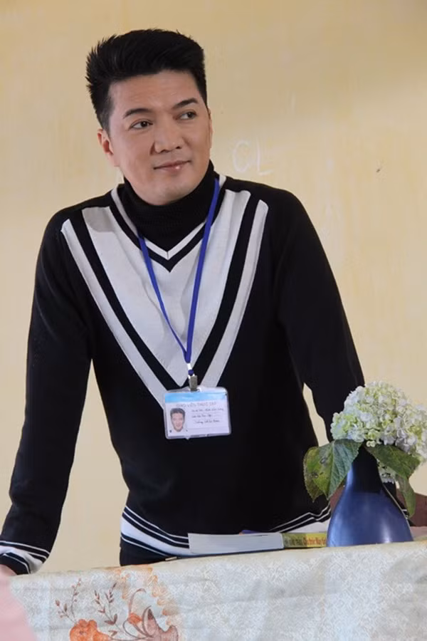 Single Tuổi hồng thơ ngây là phần MV được cho là khủng-chưa-từng-có từ trước đến nay trong Vpop. Với độ dài 16 phút, MV là một câu chuyện với nội dung thú vị. Theo đó trong MV, Đàm Vĩnh Hưng hóa thân vào vai người thầy giáo mới nhận công việc giảng dạy tại trường Cao Đẳng Sư Phạm Đà Lạt.