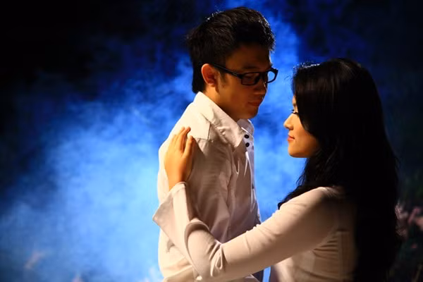 Và không thể không nhắc đến là dàn sao hùng hậu tham gia diễn xuất cùng Mr. Đàm trong MV lần này. Từ Ốc Thanh Vân, Trương Minh Cường, Cao Lâm Viên, Gia Bảo, nhóm V.Music đến diễn viên nhí: Tiến Đạt, Hoa Quỳnh, Lâm Quân. Ngoài ra, hai diễn viên chính xuyên suốt MV là: Dương Triệu Vũ và Tammy Nguyễn. (Theo kenh14)