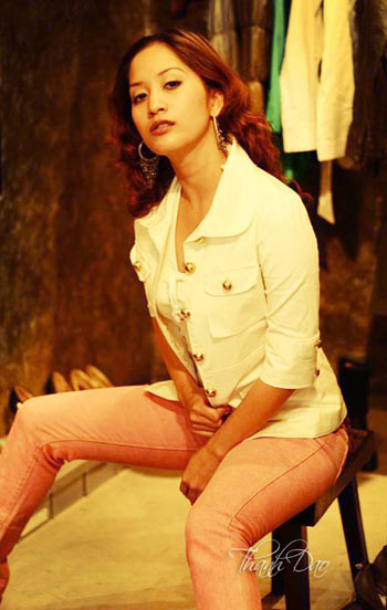 Phải lấy tay túm áo cho đỡ hớ hênh....