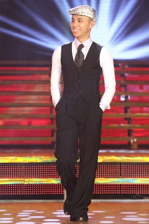 "Mày râu nhẵn nhụi, áo quần bảnh bao"