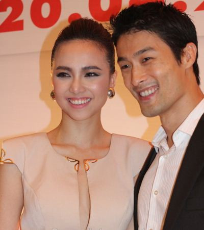 Thỉnh thoảng cô nàng vẫn ngóng ra ngoài, tay bấm điện thoại như chờ đợi sự xuất hiện của Trí Nguyễn. Và đến tận phút cuối, “chú rể” mới lộ diện khiến Đinh Ngọc Diệp hết sức vui mừng và cả 2 đã rất tình cảm bên nhau. (Theo 2sao) Thỉnh thoảng cô nàng vẫn ngóng ra ngoài, tay bấm điện thoại như chờ đợi sự xuất hiện của Trí Nguyễn. Và đến tận phút cuối, “chú rể” mới lộ diện khiến Đinh Ngọc Diệp hết sức vui mừng và cả 2 đã rất tình cảm bên nhau. (Theo 2sao)