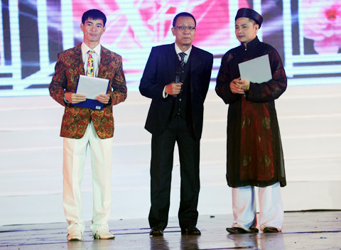 Anh Sâm à, em và Bắc đang tính tranh nghề MC của anh, anh chuẩn bị chuyển sang đi hát nhé! Anh Sâm à, em và Bắc đang tính tranh nghề MC của anh, anh chuẩn bị chuyển sang đi hát nhé!