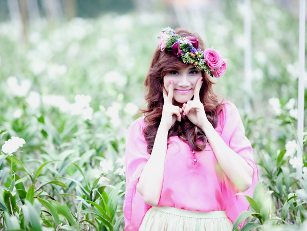 Người đẹp tung tăng dạo chơi giữa thiên nhiên trong lành của thành phố hoa. Trang Nhung tươi tắn, đáng yêu với áo hồng và vòng hoa cài trên tóc. Cô tạo dáng xì tin giữa vườn lan trắng. Người đẹp tung tăng dạo chơi giữa thiên nhiên trong lành của thành phố hoa. Trang Nhung tươi tắn, đáng yêu với áo hồng và vòng hoa cài trên tóc. Cô tạo dáng xì tin giữa vườn lan trắng.