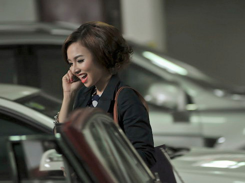 Thật à, tối nay cậu đi ăn tối với anh chàng người Pháp đẹp trai cùng công ty á! Thật à, tối nay cậu đi ăn tối với anh chàng người Pháp đẹp trai cùng công ty á!