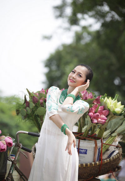 Chẳng ai mua hoa nên tranh thủ tạo dáng vậy