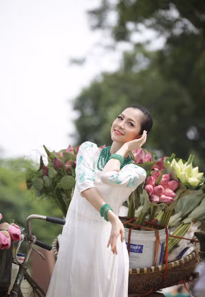 Chẳng ai mua hoa nên tranh thủ tạo dáng vậy