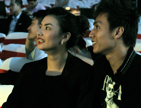 Anh thấy không, trình diễn nội ý nó phải thế chứ lị! Xem mà đã cả mắt.