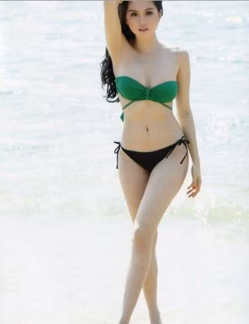 Ngọc Trinh là một trong số hiếm hoi các người mẫu Việt có vinh dự được làng báo chí của Thái mời chụp ảnh thời trang và xuất hiện trên bìa. Trước đây, hotgirl siêu vòng 1 Elly Trần, nam vương Tiến Đoàn, Chan Than San cũng từng được các tạp chí thời trang của Thái Lan mời chụp ảnh.