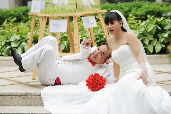 Nghệ sĩ Quốc Thuận bảnh bao trong bộ vest trắng của chú rể. Sau khi hoàn tất bộ ảnh cưới, cây hài mới vui vẻ bật mí: 'Nhân dịp ngày Cá Tháng Tư 1/4, tôi và Cát Phượng rủ nhau sắm vai cô dâu, chú rể để lừa mọi người cho vui. Không ngờ lại bội thu, 'câu' được rất nhiều 'cá'. (Theo VNE)