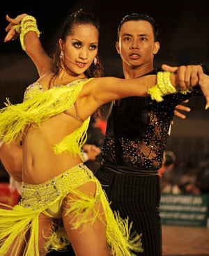 Khánh Thi: Anh cứ buông em ra, để em đấu với ả thêm 50 hiệp nữa!