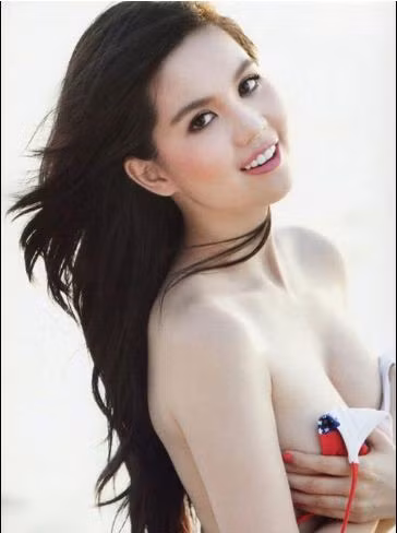 Theo lời Ngọc Trinh, quá trình thực hiện diễn ra suôn sẻ và khiến cô rất hài lòng bởi sự chuyên nghiệp của ekip. “Tôi luôn được giúp đỡ bởi một chị phiên dịch. Mọi người trong ekip, mỗi người một việc và đều nhanh chóng hoàn thiện phần việc của mình. Họ rất có ý thức trong việc giữ gìn cho người mẫu. Bộ ảnh được chụp trong không gian mở (bãi biển), tôi đã quen với việc chụp với bikini, nên khá cẩn trọng trong mọi tư thế tạo hình. Tuy nhiên họ vẫn hết sức “che chắn” cho tôi mỗi khi có ai đó đi ngang qua. Cũng như những stylist mà tôi thường làm việc ở Việt Nam, anh stylist phụ trách bộ ảnh chụp tôi vô cùng đáng yêu. Anh ấy thậm chí khen nhiều đến nỗi khiến tôi đỏ mặt”