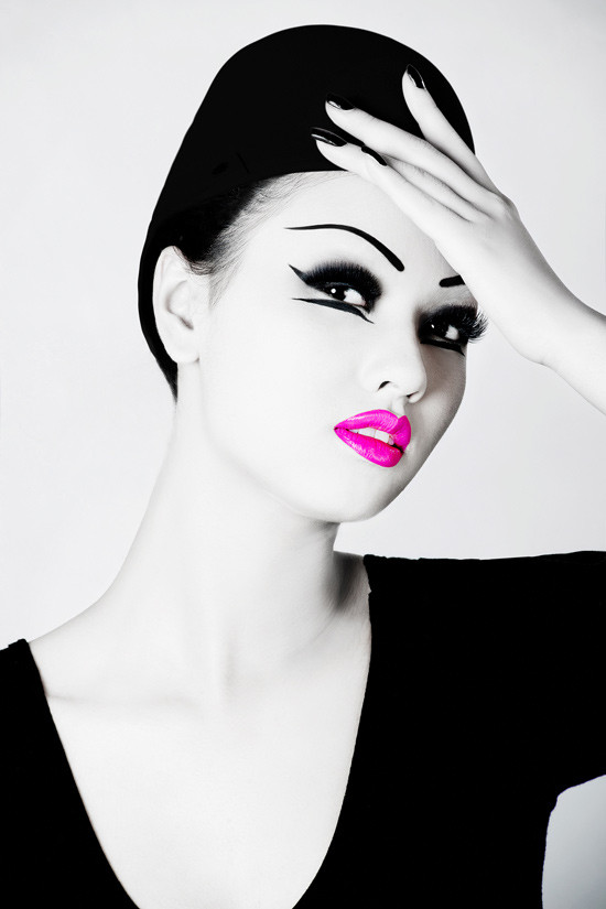 Chết rồi, mình hóa trang thành Mai Siêu Phong sao lại ra...Nhạc Bất Quần thế này!