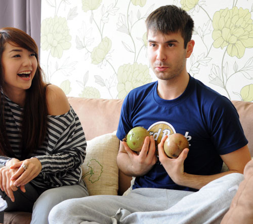 Chàng vũ công đẹp trai phấn khích khi được Minh Hằng mua trái cây đến phòng. Anh cho biết rất thích ăn vú sữa và măng cụt ở Việt Nam.