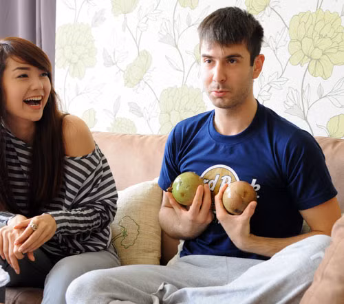 Chàng vũ công đẹp trai phấn khích khi được Minh Hằng mua trái cây đến phòng. Anh cho biết rất thích ăn vú sữa và măng cụt ở Việt Nam.