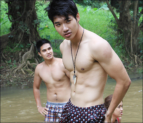 Trong bộ phim kinh dị sắp được công chiếu của đạo diễn Việt kiều Lê Văn Kiệt, anh chàng đang liên tiếp gây bất ngờ tại Bước nhảy hoàn vũ - Trương Nam Thành thủ vai Minh, một cậu học sinh cuối cấp thông minh, năng động và thân thiện với các bạn. Với ngoại hình lý tưởng, Minh được rất nhiều bạn nữ trong trường hâm mộ. Trong bộ phim kinh dị sắp được công chiếu của đạo diễn Việt kiều Lê Văn Kiệt, anh chàng đang liên tiếp gây bất ngờ tại Bước nhảy hoàn vũ - Trương Nam Thành thủ vai Minh, một cậu học sinh cuối cấp thông minh, năng động và thân thiện với các bạn. Với ngoại hình lý tưởng, Minh được rất nhiều bạn nữ trong trường hâm mộ.